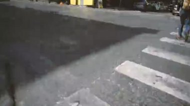 Atina şehir hayatı hızlı hareketlerle güneşli bir günde
