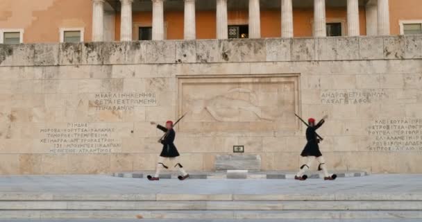 アテネ ギリシャ Circa 2016 名誉Evzoneガード式の変更中の動きの調整に最適シンタグマ広場の国会議事堂で無名兵士の墓 — ストック動画