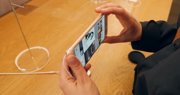 Париж Франція Близько 2017 Жінка Дивлячись Програмі Apple Музика Усіма — стокове відео