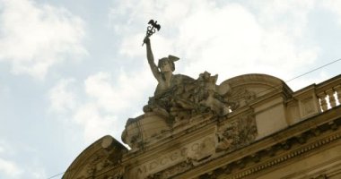 Caddenin yukarısında tıbbi heykel