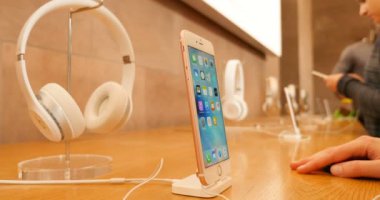 Paris, Fransa - 2017 yaklaşık: Apple müzik uygulaması tüm müzisyenler sanatçılar ve şarkıcılar - Son iphone 7 8 dünyanın en hızlı akıllı kabul arayan kadın