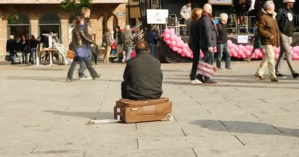 Strasbourg France Circa 2016 Strasbourg Merkezindeki Place Kleber Bagajında Oturan — Stok video