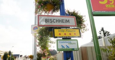 Bischheim Strasbourg - 2016 dolayları: Yayalar, arabalar ve Renault park etmiş arabalarla Bischeim 'e giriş. Bischheim, Fransa 'nın kuzeydoğusunda, Grand Est eyaletinde yer alan bir komündür.