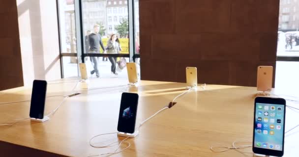 Smartphones iphone da Apple para venda — Vídeo de Stock