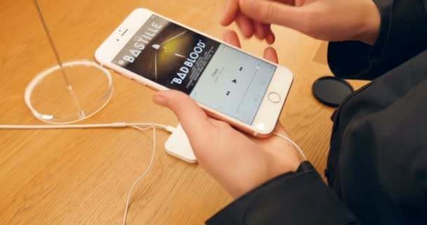 Париж Франція Близько 2017 Жінка Дивлячись Програмі Apple Музика Усіма — стокове відео