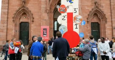 KEHL, GERMANY - 2015: Dinsel karmaşada Friedenskirche Kilisesi Kehl 'den çıkan insanlar Chemin ecumenique transfrontalier dökümü la justice climatique cross-border ecumenical path for climate justice