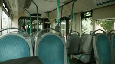 STRASBOURG, FRANCE - CIRCA 2016: Seyahat eden araba ve yayaların penceresinden bakan bir Fransız otobüsünün içi hakkında yavaş çekim bakış açısı