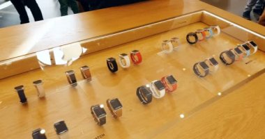 Paris, Fransa - 2016 yaklaşık: Satır cihazların en son Apple Apple Store içinde arka planda dizüstü bilgisayarlar ile