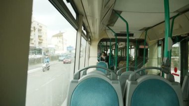 STRASBOURG, FRANCE - CIRCA 2016: Seyahat eden araba ve yayaların penceresinden bakan bir Fransız otobüsünün içi hakkında yavaş çekim bakış açısı  