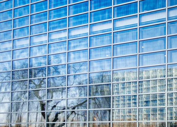 Riflessione dell'edificio del Parlamento europeo nelle finestre di — Foto Stock