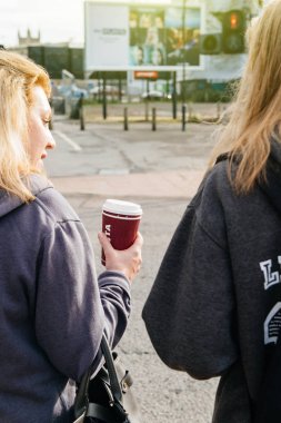 Bristol Co steet üzerinde kahve içme iki kız arkadan görünüş