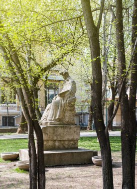 Erkek heykeli anıt yazar Bükreş Park