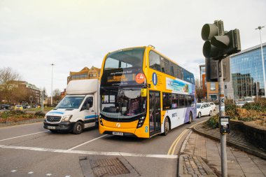 Sabah acele Bristol Caddesi üzerinde iki katlı sarı otobüs ile