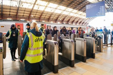 Bristol Temple Meads tren istasyonu ile commuters Bitirim