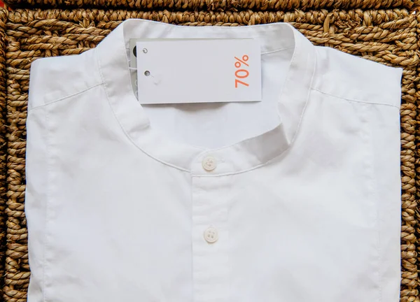 Chemise de mode masculine moderne avec 70 % discount tag — Photo