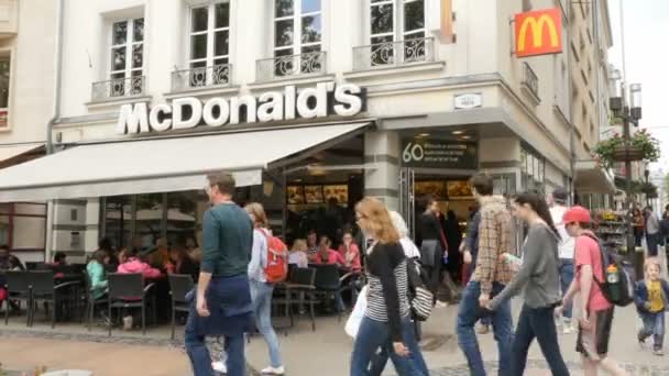 Pessoas Andando Rua Cidade Perto Fast Food Durante Dia Videoclipe