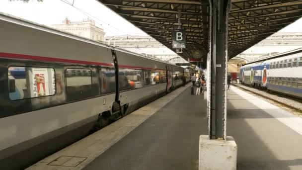 Paris França Circa 2016 Pessoas Plataforma Trem Embarcam Desembarcando Trem — Vídeo de Stock