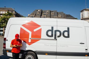 DPD yazı parsel van teslim işçi ile