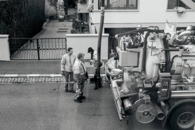 Kanalizasyon kamyon ve büyük boru clogg üzerinde çalışan işçiler