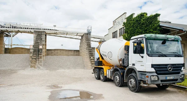 Concrete mixer on Mercedes-Benz Actros truck from UNIBETON Cemen — Stock Photo, Image