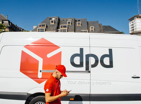 DPD post δεμάτων van με εργάτη — Φωτογραφία Αρχείου