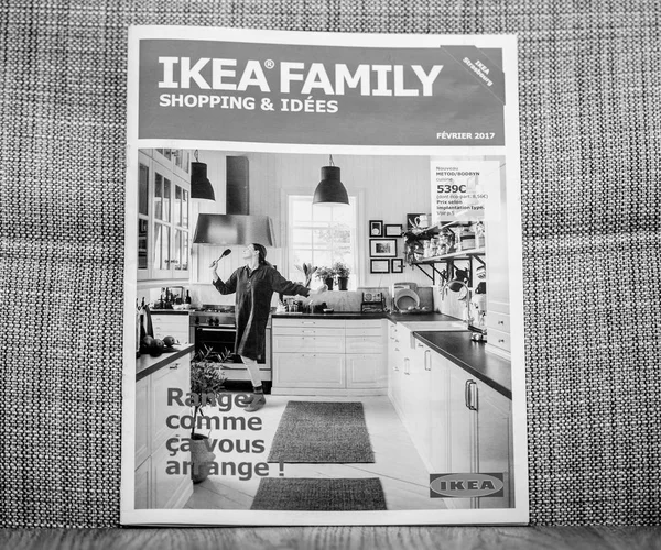 Париж Франция Февраля 2017 Года Черно Белый Журнал Ikea Shopping — стоковое фото