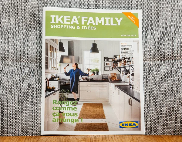Журнал Ikea Shopping and Ideas - почтовый журнал со специальным — стоковое фото