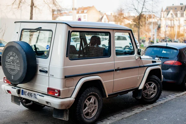 Vista trasera del Mercedes-Benz G-Class blanco — Foto de Stock