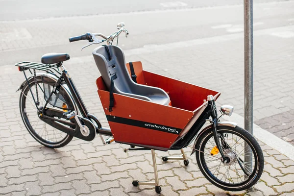 Amsterdamer cargo bike with child seat parked next to street sig — Stock Photo, Image