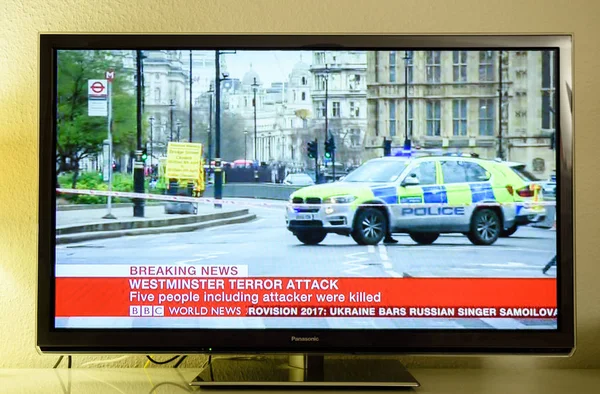 Canal de noticias de la BBC reportando escenas en vivo desde Westminster Bridge — Foto de Stock
