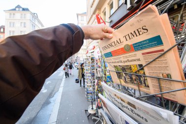 Dostum alımları basın kiosk sonra gazeteden bir mali kez