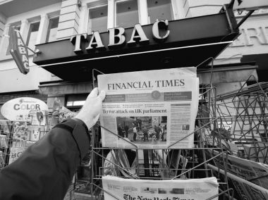 Dostum alımları basın kiosk sonra gazeteden bir mali kez
