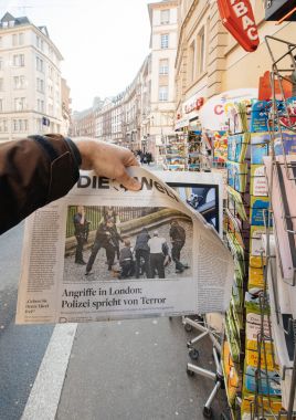 Adam satın alır Die Welt gazetesi basın kiosk üzerinden Londra sonra bir