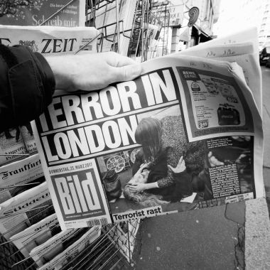 Adam basın kiosk ölmek Bild gazetesinden Londra sonra satın.