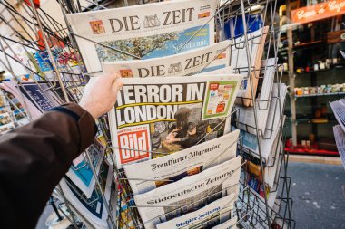 Adam ölmek Bild gazetesi basın kiosk üzerinden Londra sonra satın. 