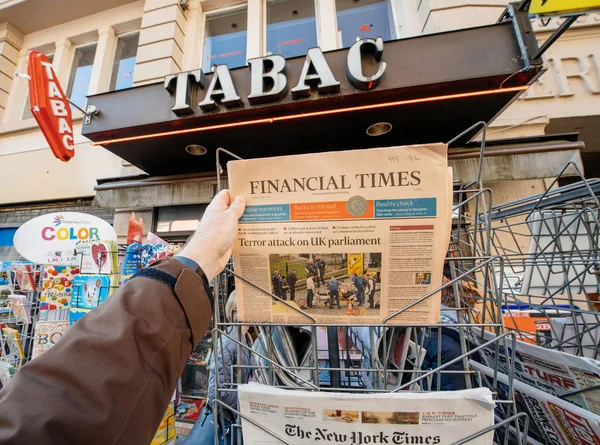 Homme achète un journal Financial Times au kiosque de presse après — Photo