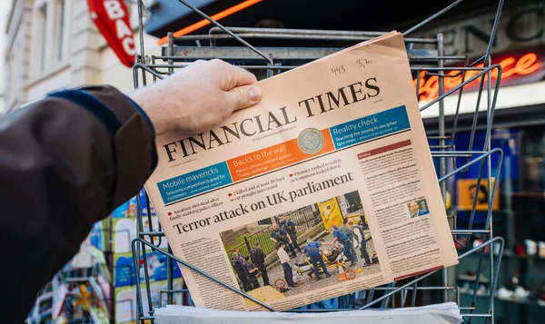 Hombre compras Financial Times periódico de quiosco de prensa — Foto de Stock