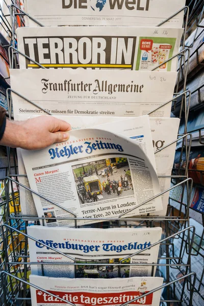 Hombre compra un periódico Kehler Zeitung de quiosco de prensa después — Foto de Stock