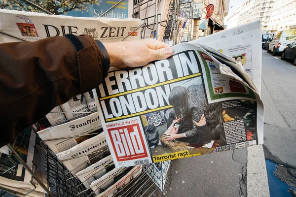 Ember vásárol egy Die Bild újság sajtó kioszk után London — Stock Fotó