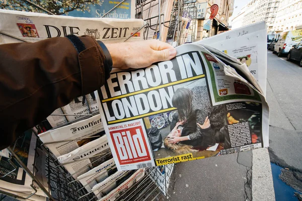 Adam basın kiosk ölmek Bild gazetesinden Londra sonra satın.
