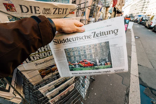 Άντρας αγοράζει Sddeutsche zeitung εφημερίδα από περίπτερο τύπου — Φωτογραφία Αρχείου