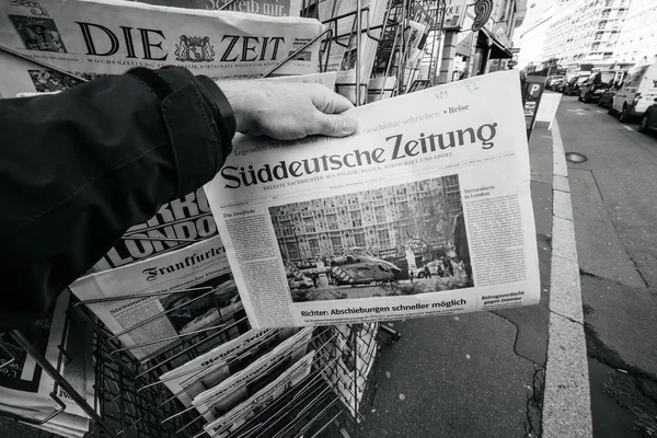 Man purchases Sddeutsche zeitung  newspaper from press kiosk — Stock Photo, Image