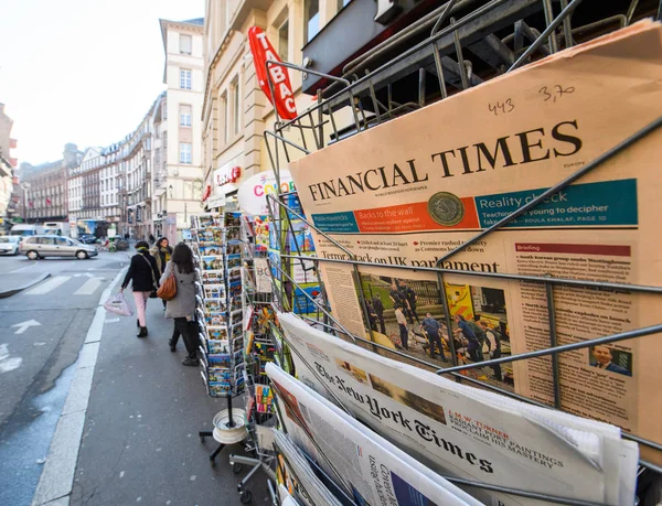 Financial Times cerca de ediciones internacionales press kios — Foto de Stock