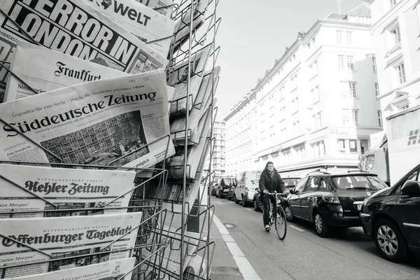 Quiosco de prensa de la ciudad con titulares internacionales después de attac Londres — Foto de Stock
