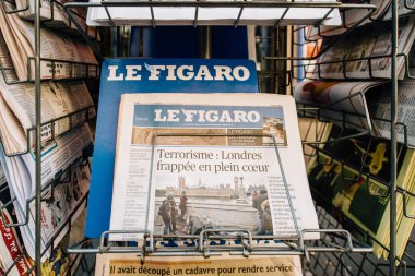 Le Figaro gazetesi basın kiosk Londra saldırılarından sonra gelen