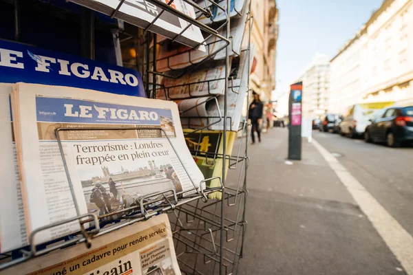 Man purchases a   newspaper from press kiosk after London attack — Stock Photo, Image