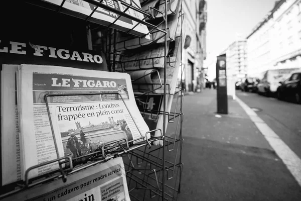 El hombre compra un periódico en el quiosco de prensa después del ataque de Londres — Foto de Stock