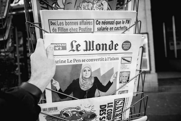 Revista Le Wonde con Marine le Pen conversión al Islam bw — Foto de Stock