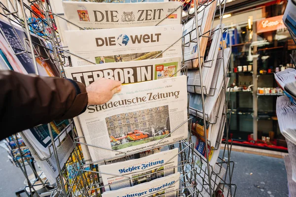 Suddeutsche Zeitung gazetesi basın kiosk Londra atta sonra gelen — Stok fotoğraf