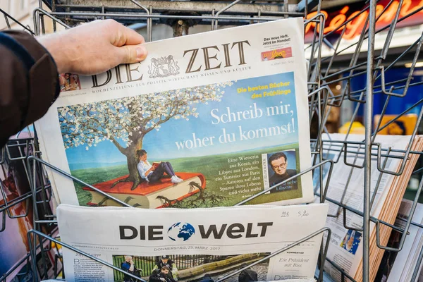 Чоловік купує газета від кіоск преси після лондонського атаки — стокове фото